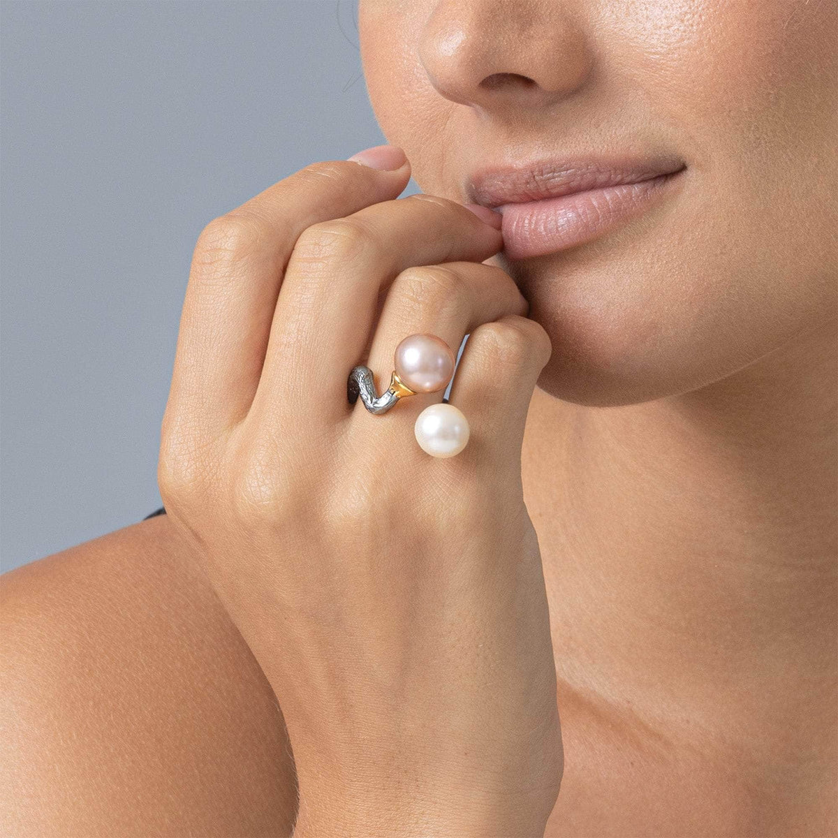 German Kabirski Mare Purple Pearl and White Pearl Ring (Black Rhodium and Gold 18K)